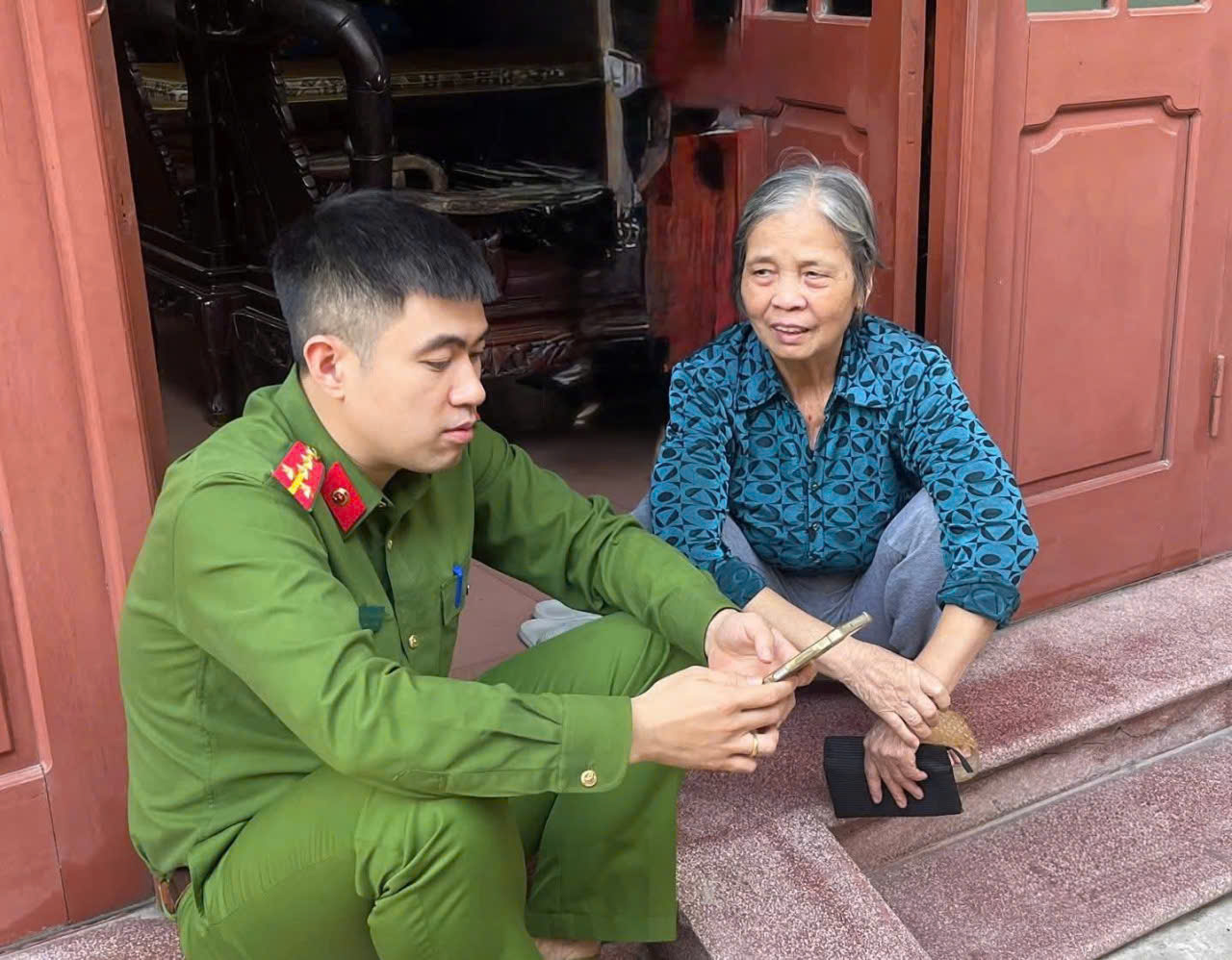 Công an phường Thành Đông đẩy mạnh hướng dẫn người dân cài đặt Sổ sức khỏe điện tử trên VNeID